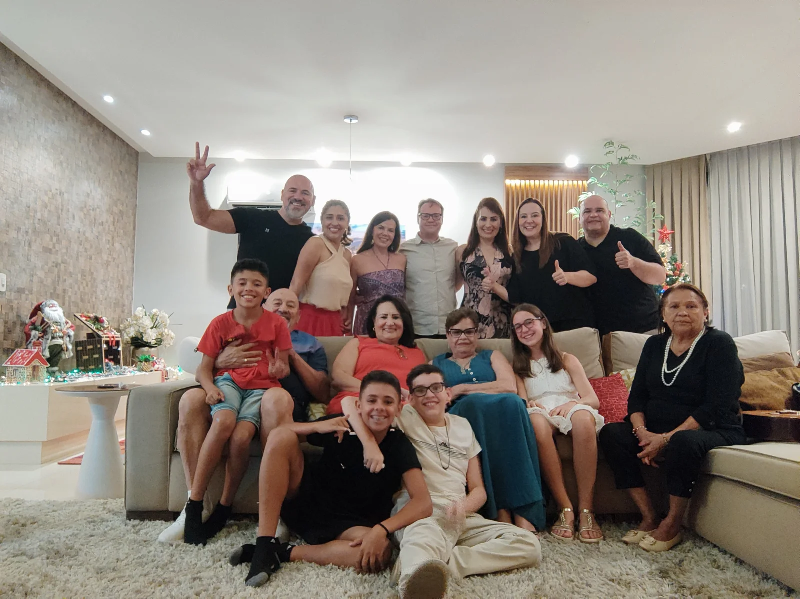 Grande grupo familiar reunido em sala de estar moderna durante celebração